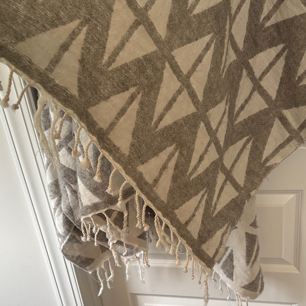 Geometric Patterned Sweater Shawl - Picture 3 of 4
